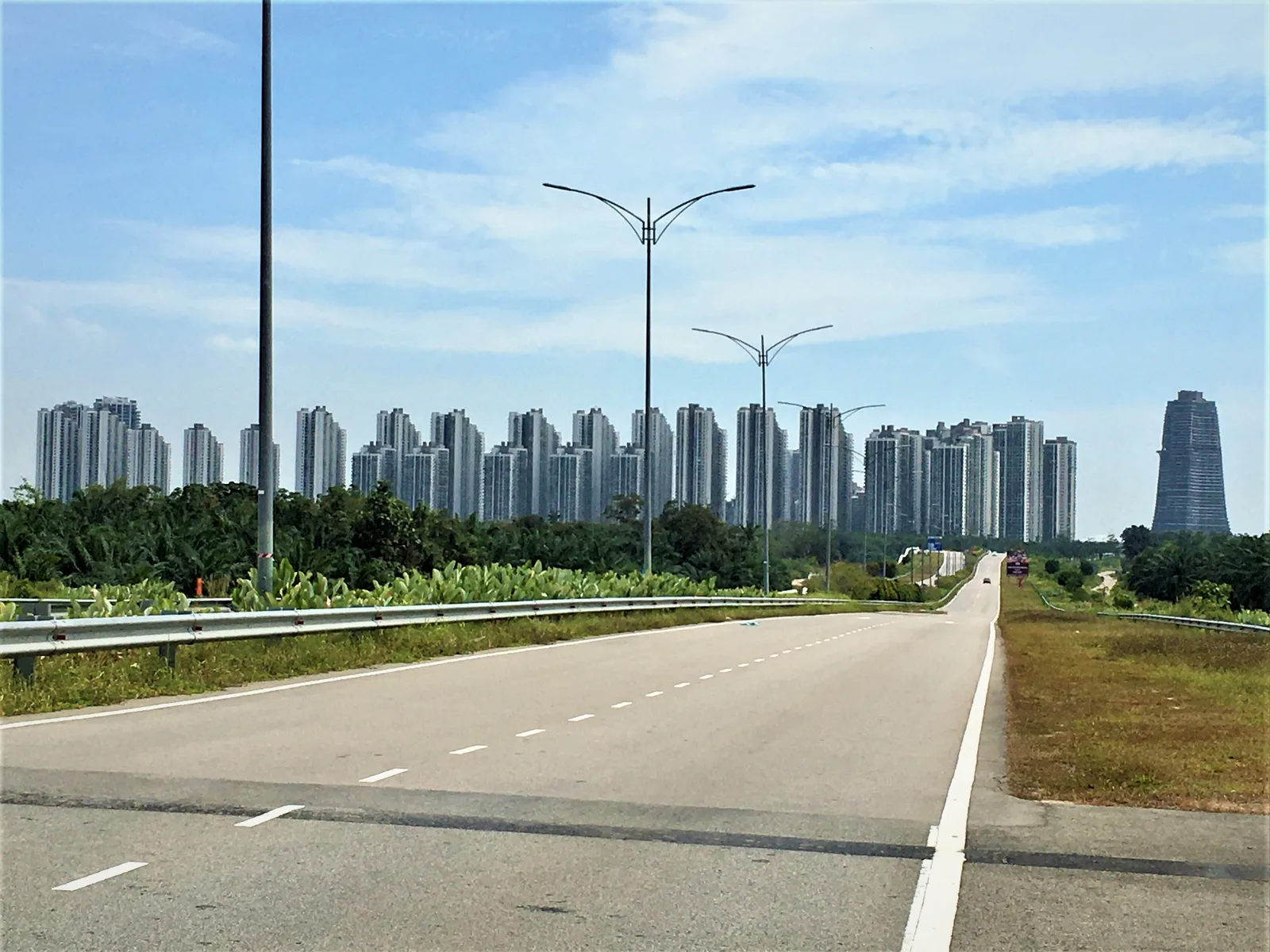 Đường vào và các tòa nhà Forest City ở Johor, Malaysia, năm 2021.