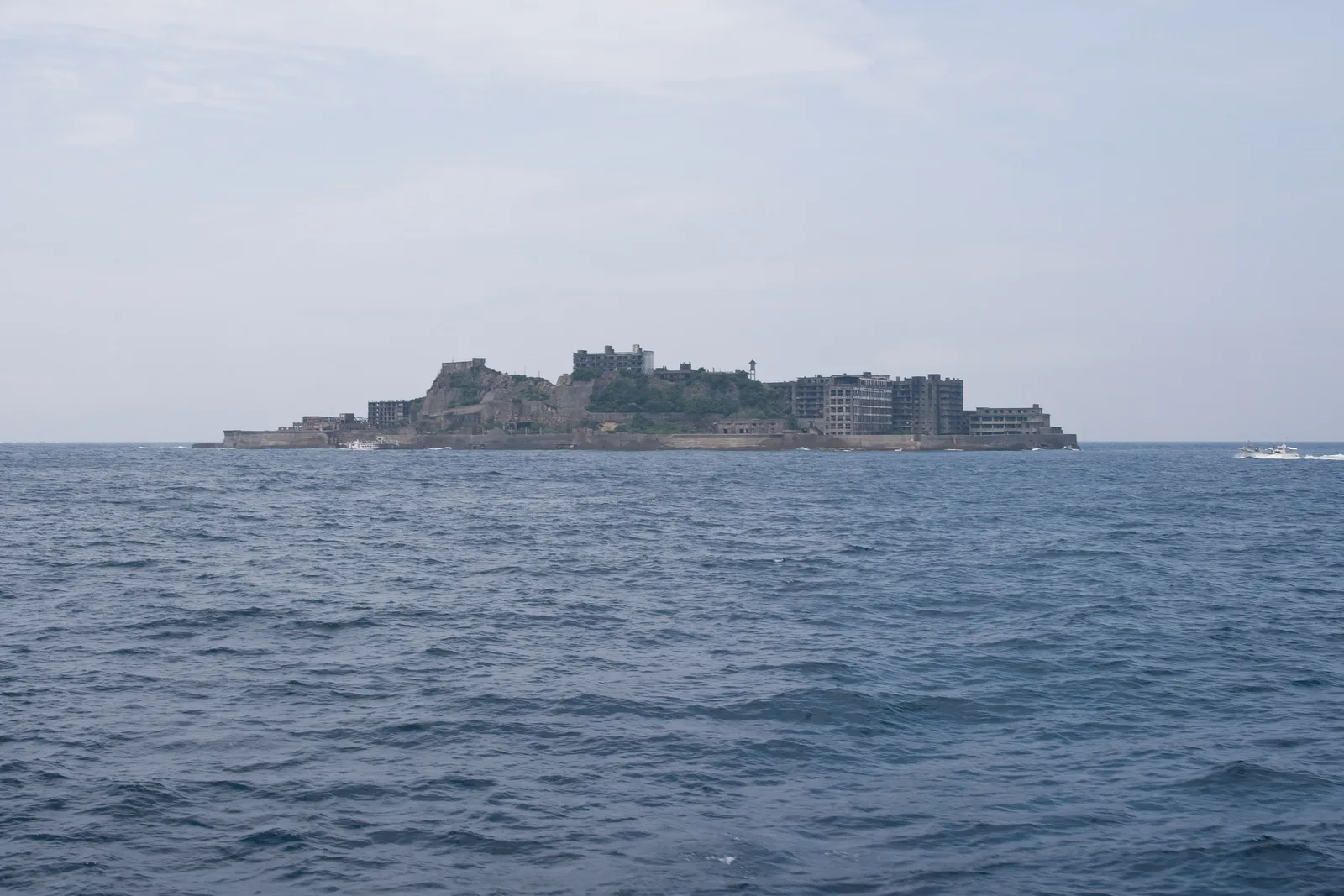 Đảo Hashima với các khối nhà bê tông nhìn từ mặt biển.
