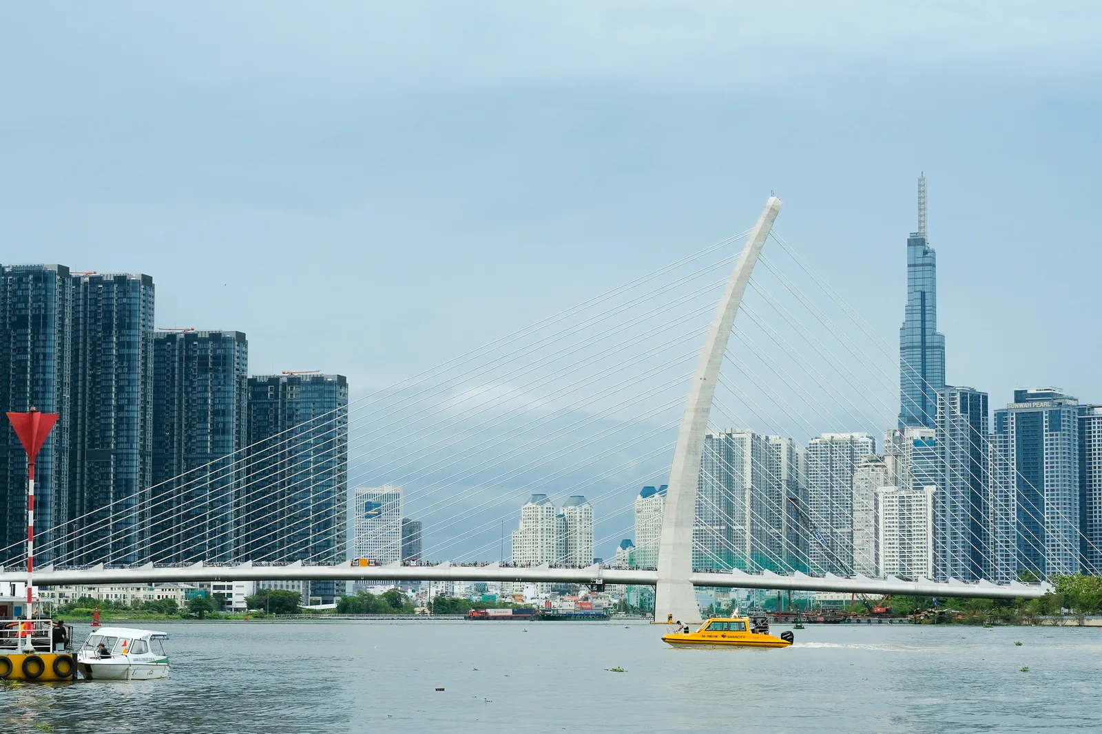Cầu Ba Son bắc qua sông Sài Gòn và đường chân trời TP.HCM, tháng 4/2022.