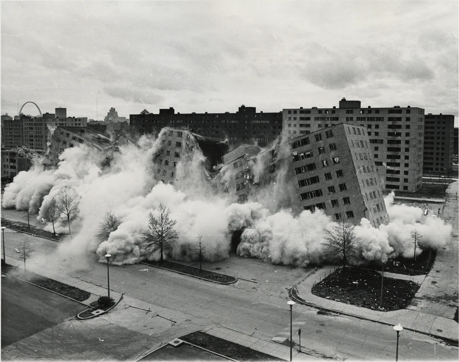 Ảnh đen trắng một khối nhà Pruitt–Igoe đang được phá dỡ.